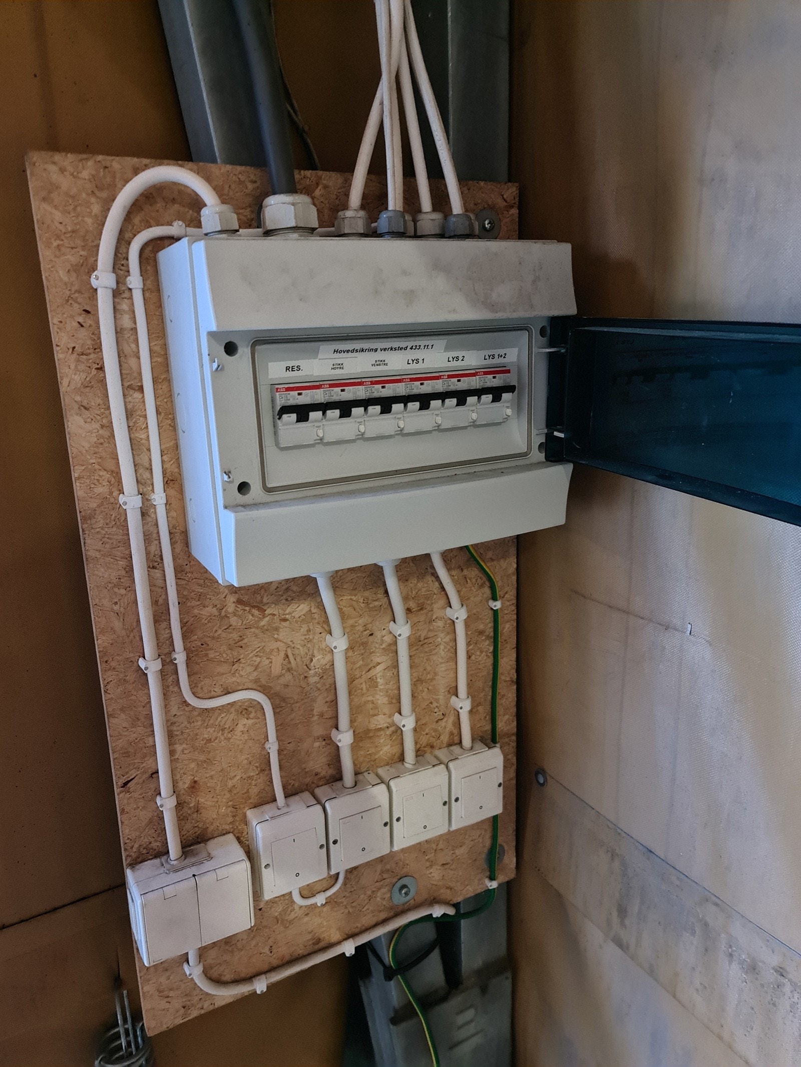 Godt med strøm inn i lageret - per nå er det lagt opp 6x16A kurser. Galleribilde