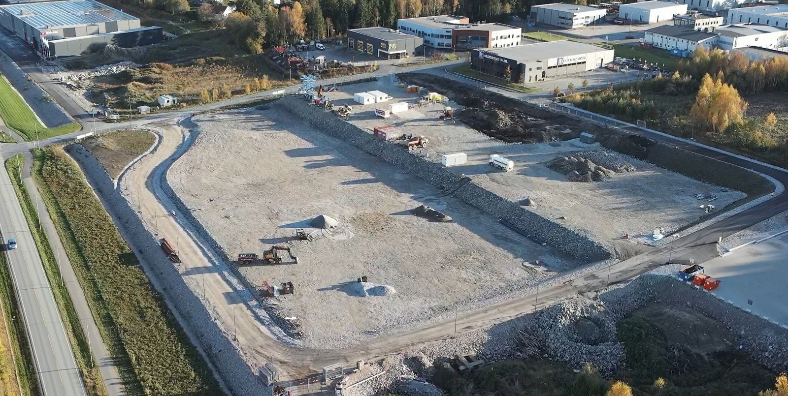 Tomtene er nå straks ferdig opparbeidet, 2 nivåer, egen vei rundt og lett tilgjengelig. Galleribilde