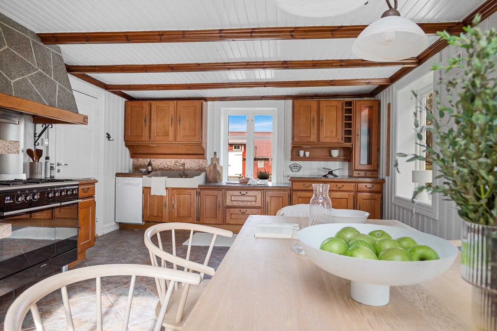 Mobalpa kjøkkeninnredning m/profilerte fronter og benkeplate i stein Galleribilde