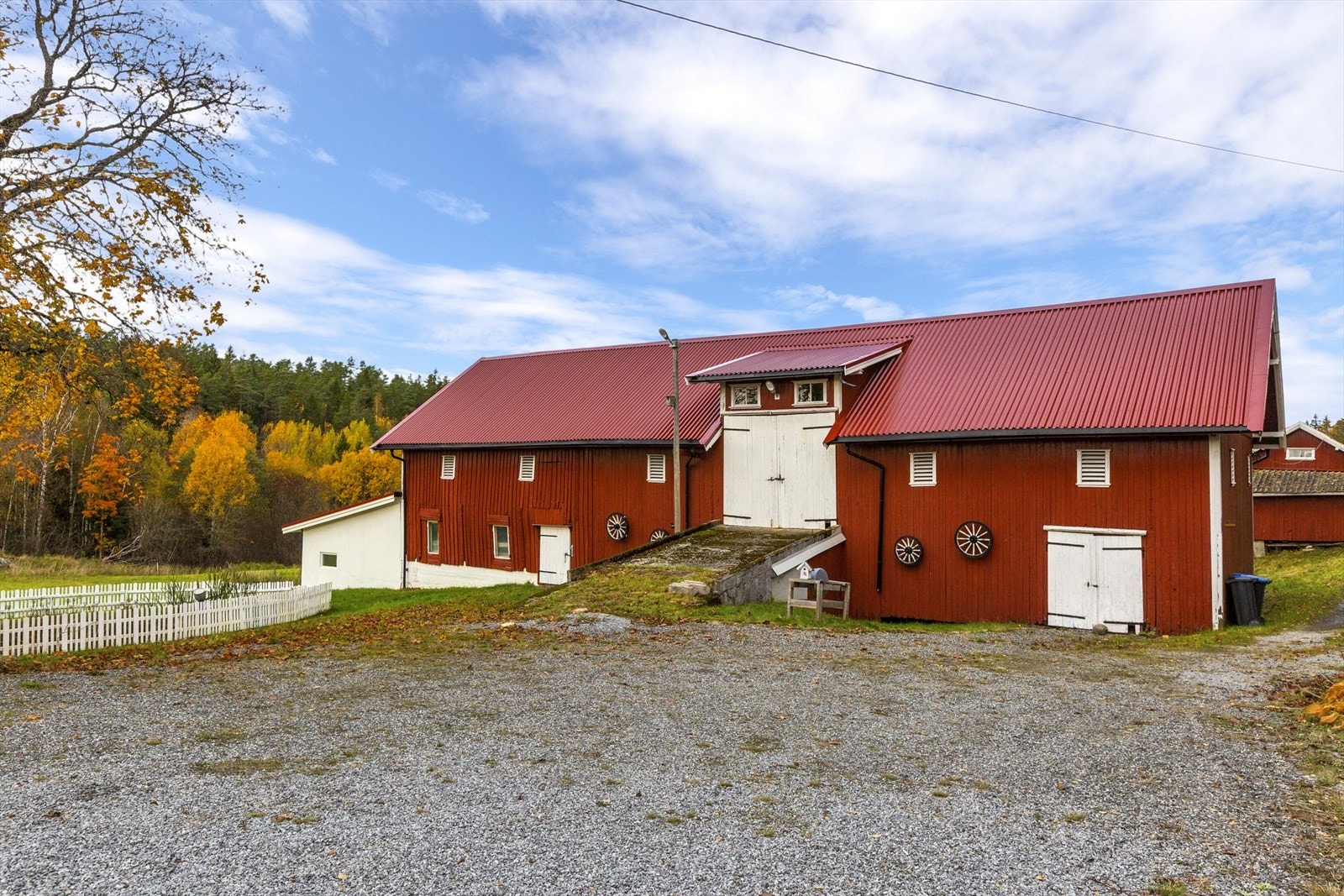 Låve med fjøs mot endevegg Galleribilde