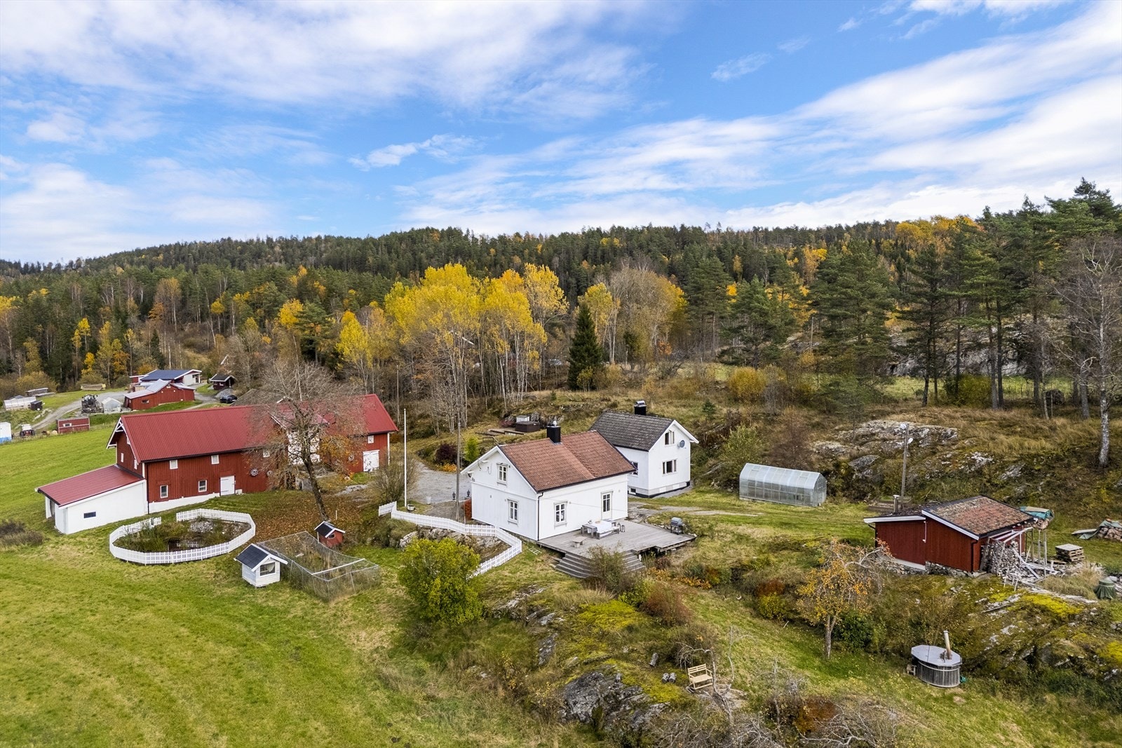 Tegneby og Grønnerød Landbruksmegling AS har gleden av å presentere landbrukseiendommen Ådalen gård, idyllisk beliggende på grensen mellom Sarpsborg og Rakkestad Galleribilde