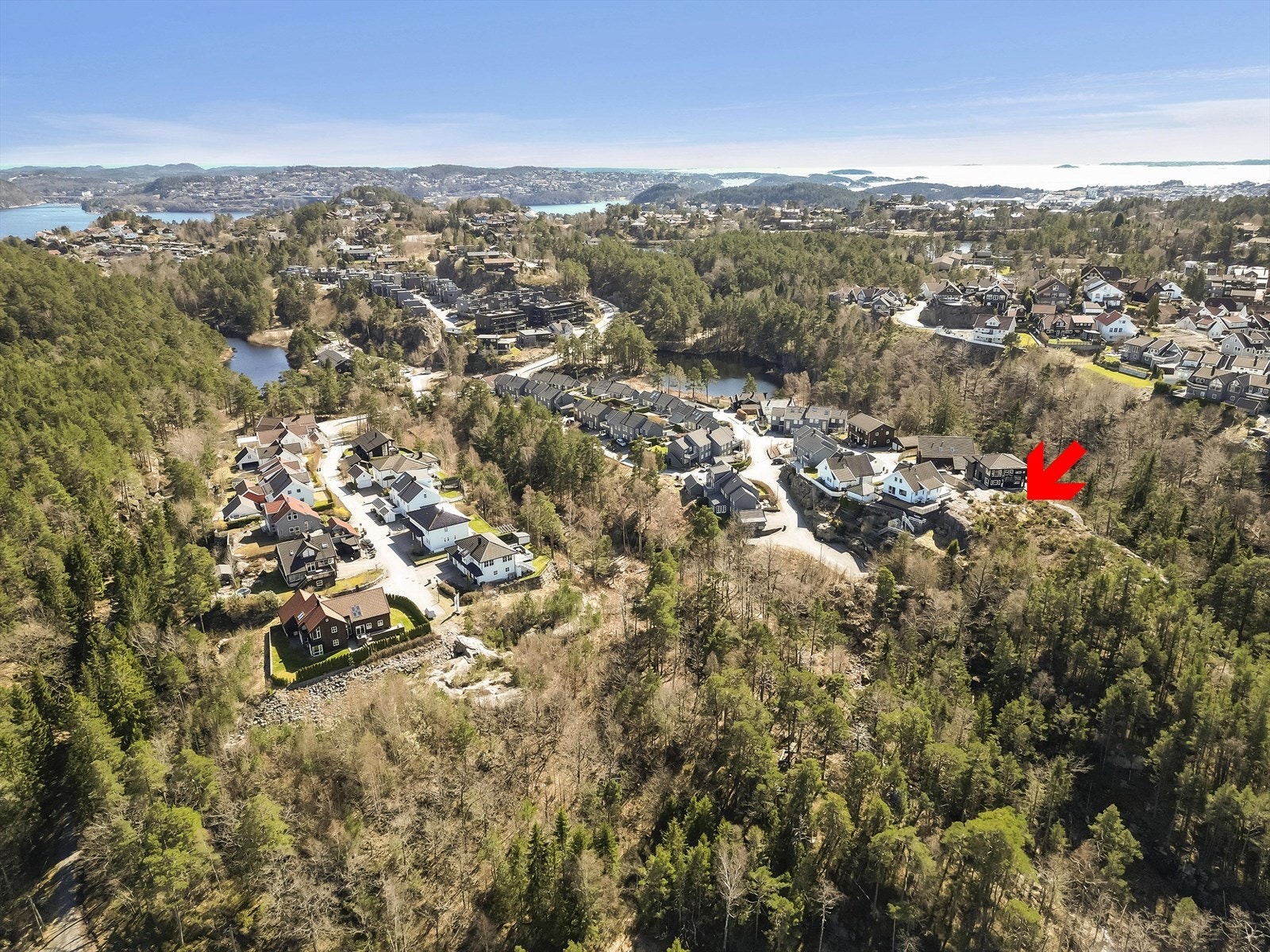 Tomten ligger helt i enden av en blindvei med flott utsikt og grense til Jegersberg og nydelig utsikt til Gillsvann. Galleribilde