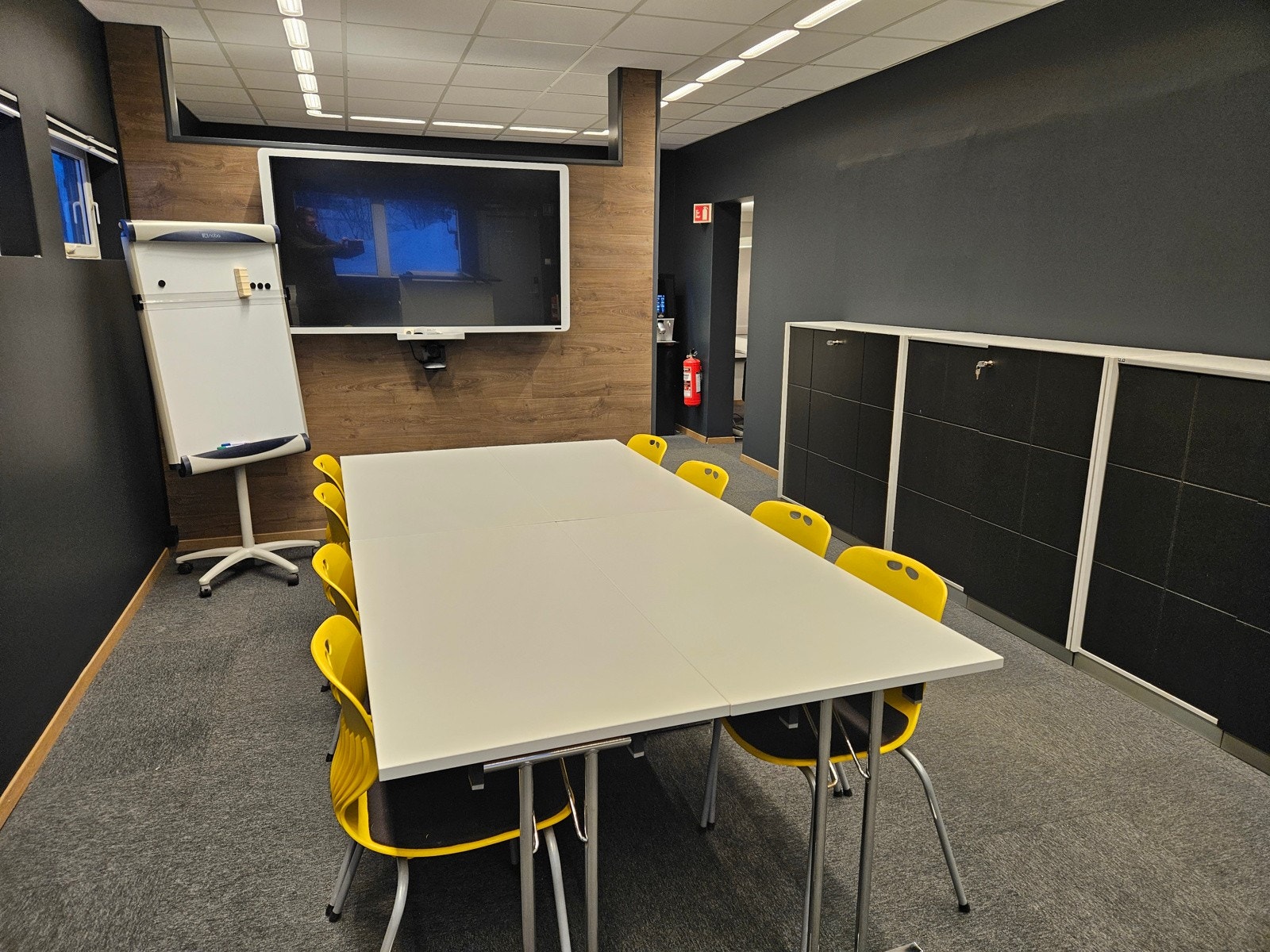 Møtebord med TV og presentasjonsfasiliteter Galleribilde