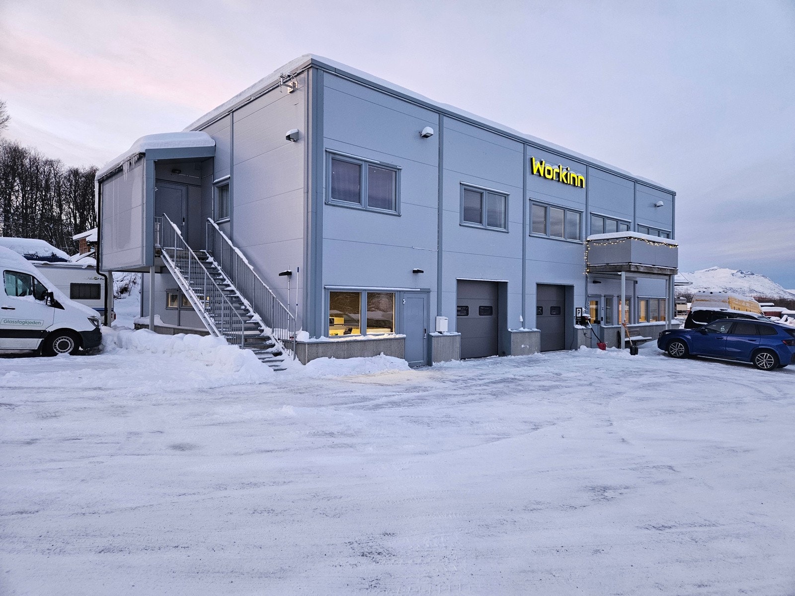 Utleier besørger brøyting av området, inkludert i leien. Galleribilde