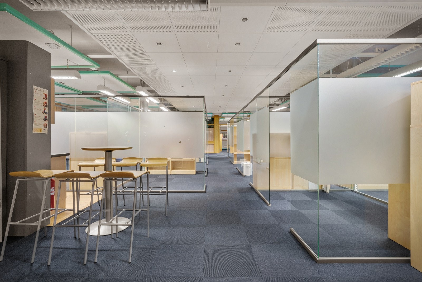 Bygget har en kombinasjon av normal og god standard på kontorlokalene. Utleier er åpen for å samarbeide med leietaker om oppussing og tilpasning. Galleribilde