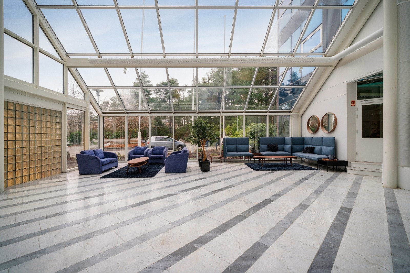 Naturlig lysinnslipp takket være byggets mange vinduer. Galleribilde