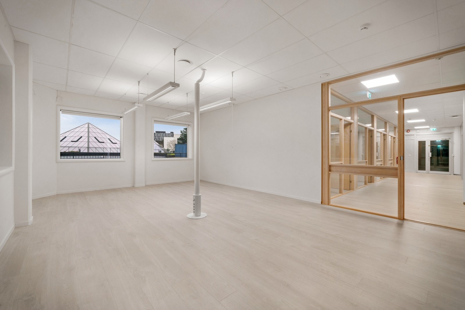 Bygget har en kombinasjon av normal og god standard på kontorlokalene. Utleier er åpen for å samarbeide med leietaker om oppussing og tilpasning. Galleribilde