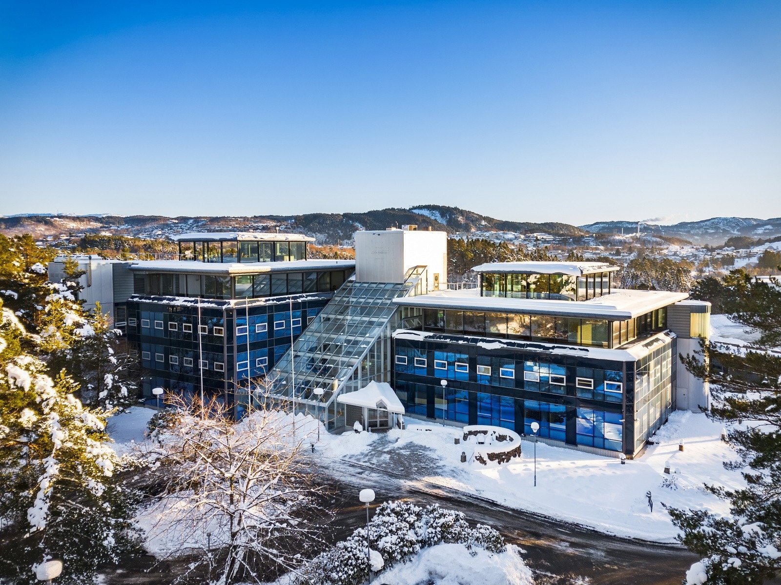 Sandsliåsen 40 er et moderne kontorbygg med fleksible løsninger for store og mellomstore virksomheter. Galleribilde