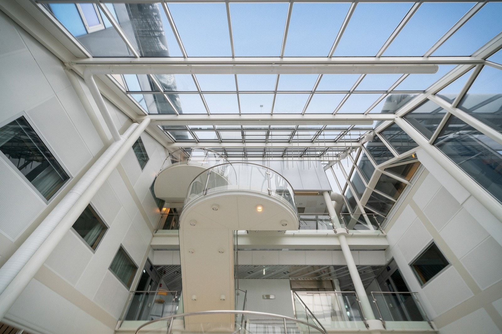 Naturlig lysinnslipp takket være byggets mange vinduer. Galleribilde