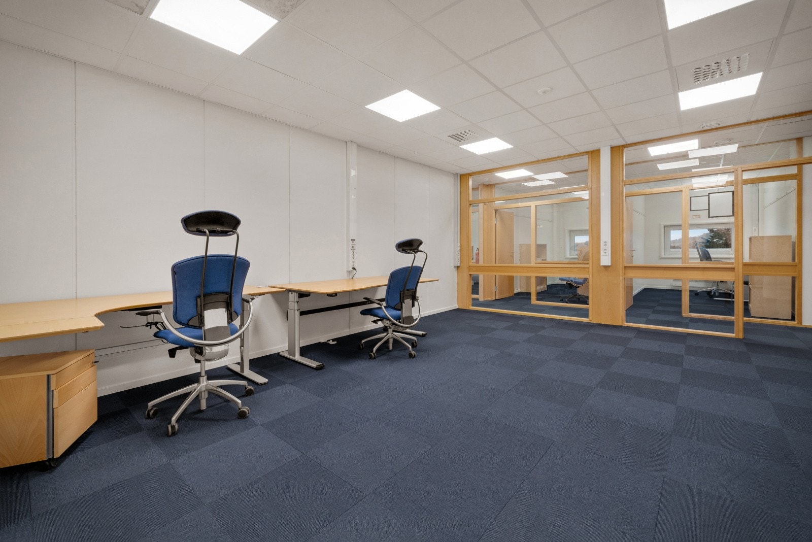Bygget har en kombinasjon av normal og god standard på kontorlokalene. Utleier er åpen for å samarbeide med leietaker om oppussing og tilpasning. Galleribilde
