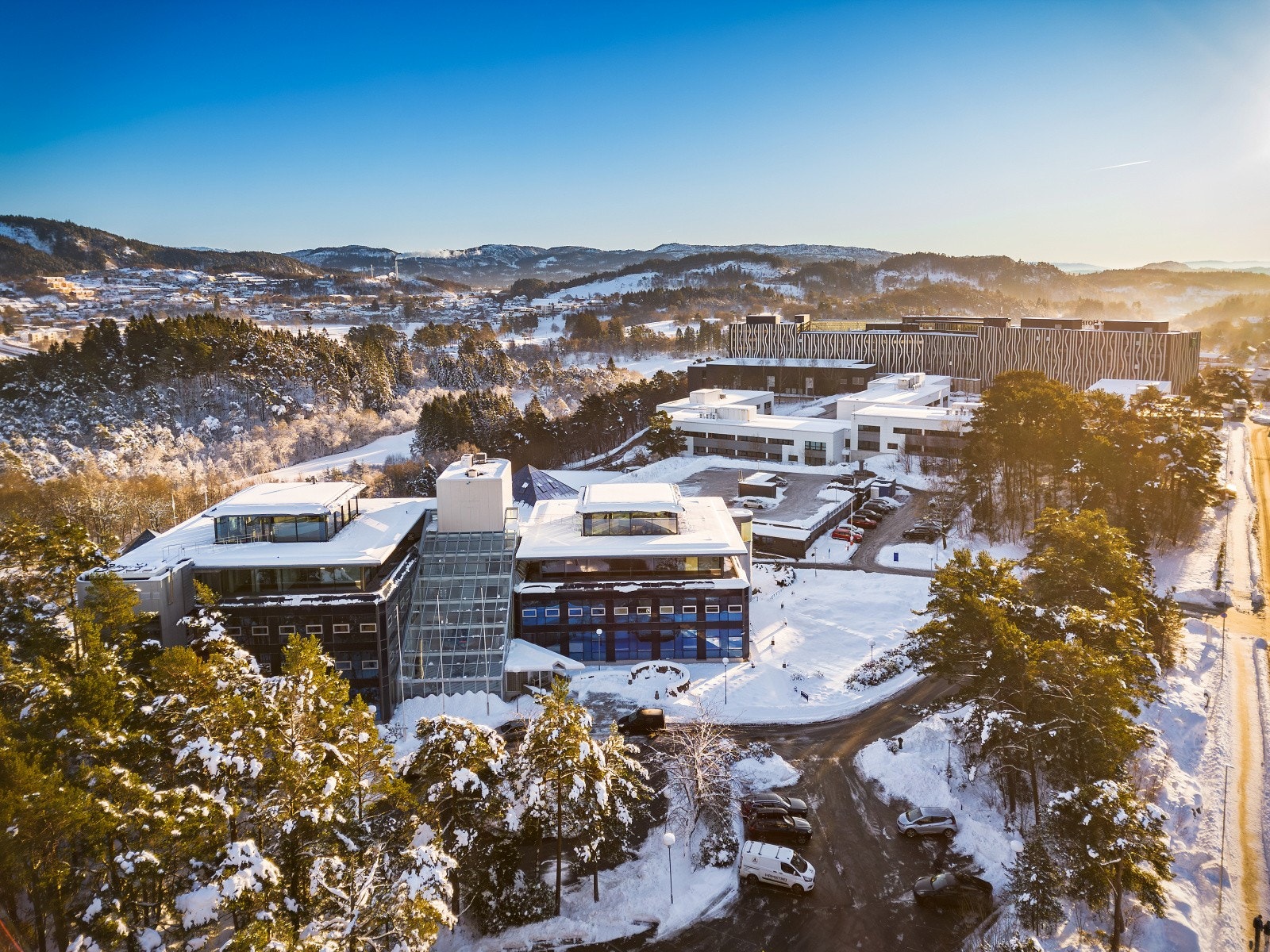 Flott utsikt over nærområdet og umiddelbar nærhet til 18-hulls golfbane (Fana Golfklubb). Galleribilde