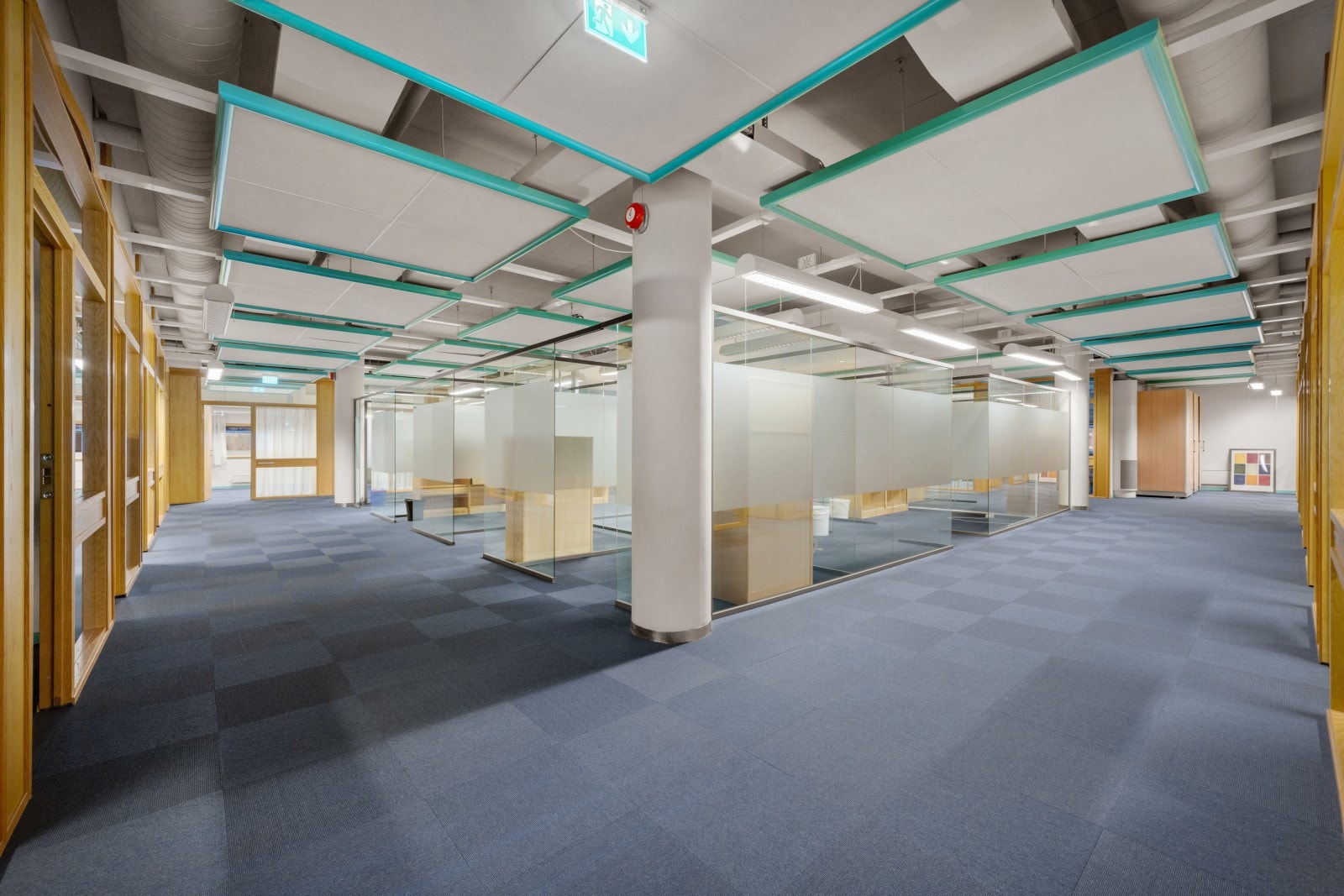 Bygget har en kombinasjon av normal og god standard på kontorlokalene. Utleier er åpen for å samarbeide med leietaker om oppussing og tilpasning. Galleribilde