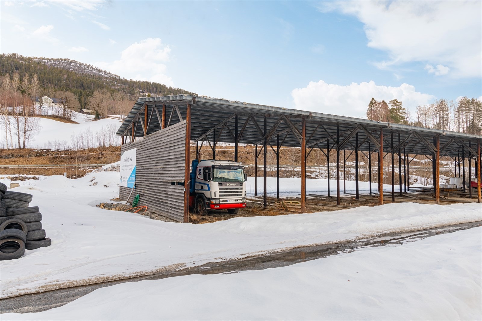 Hallen består av enkel takkonstruksjon med blikktak, bæresøyler i tre og ellers åpne vegger. Har vært utleid til parkering for større anleggskjøretøy ol. Galleribilde