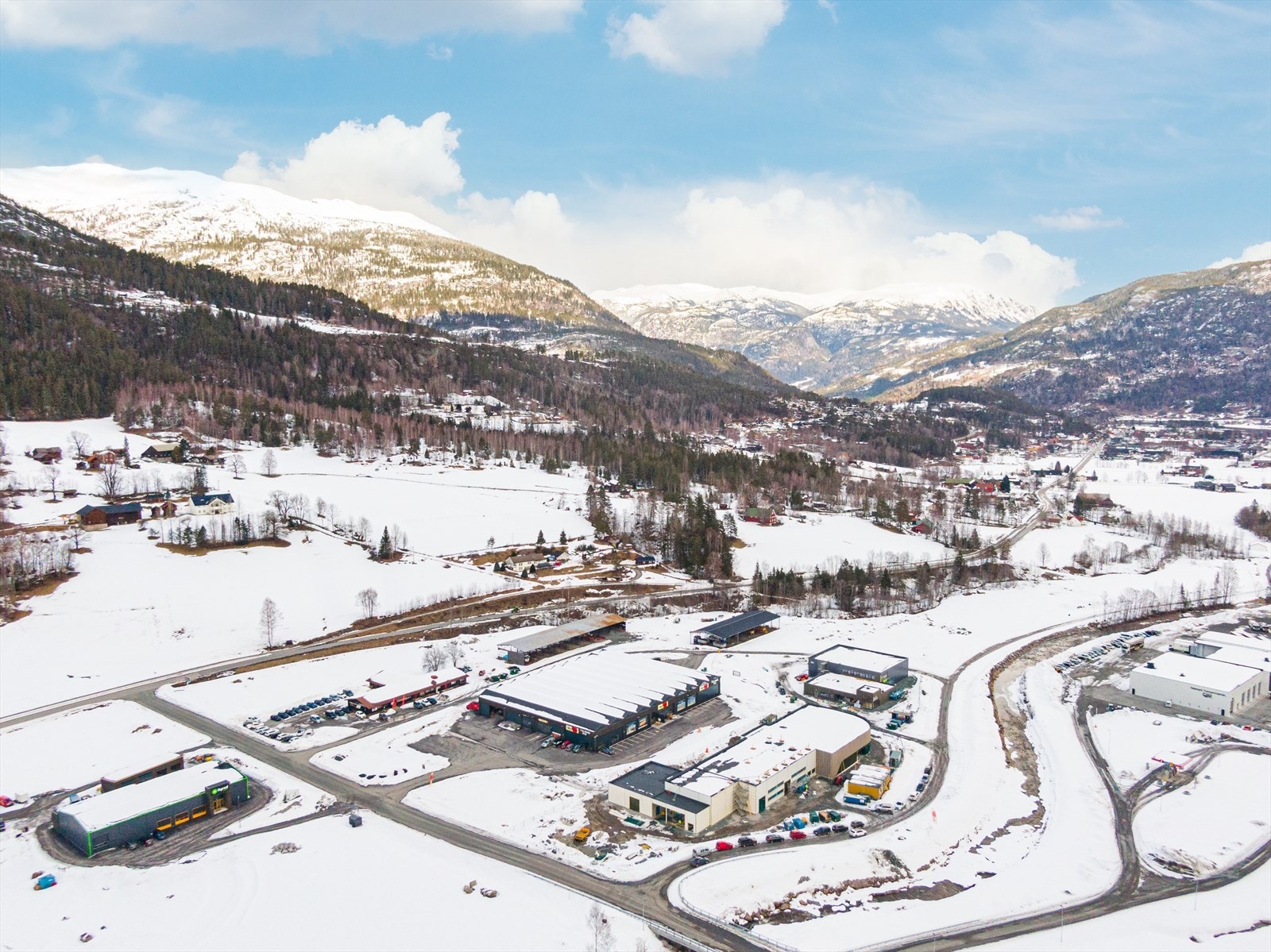 Næringsparken har direkte avkjørsel fra E134 som er stamvei som knytter Oslo og Østlandet til Øvre Telemark og Vestlandet. Galleribilde