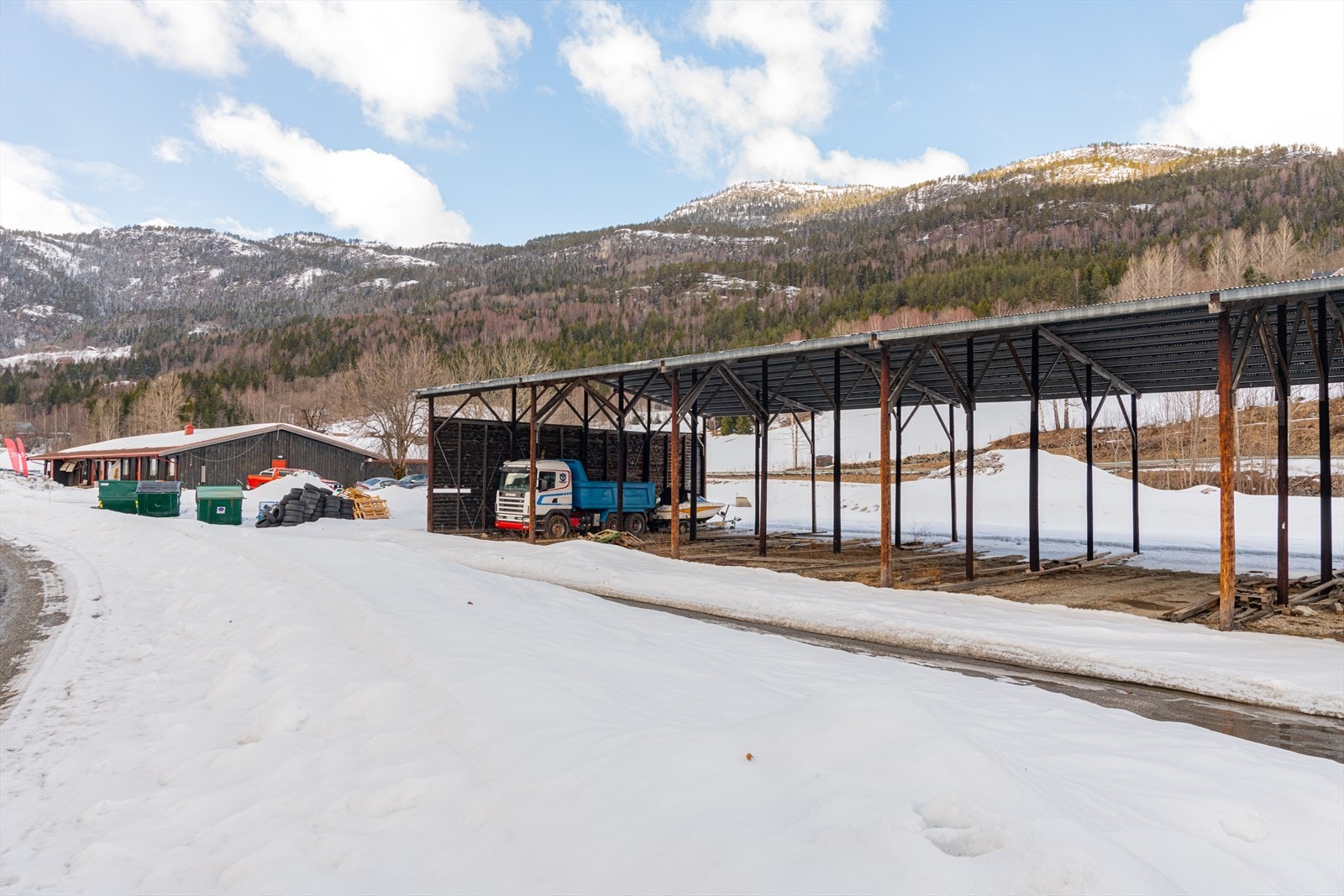 Gjennomgående enkel standard både på bygningsmassen og utvendige arealer. Galleribilde