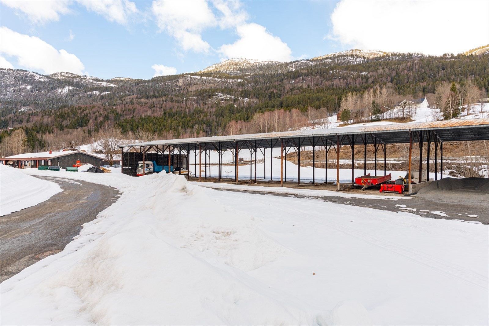 Gjennomgående enkel standard både på bygningsmassen og utvendige arealer. Galleribilde