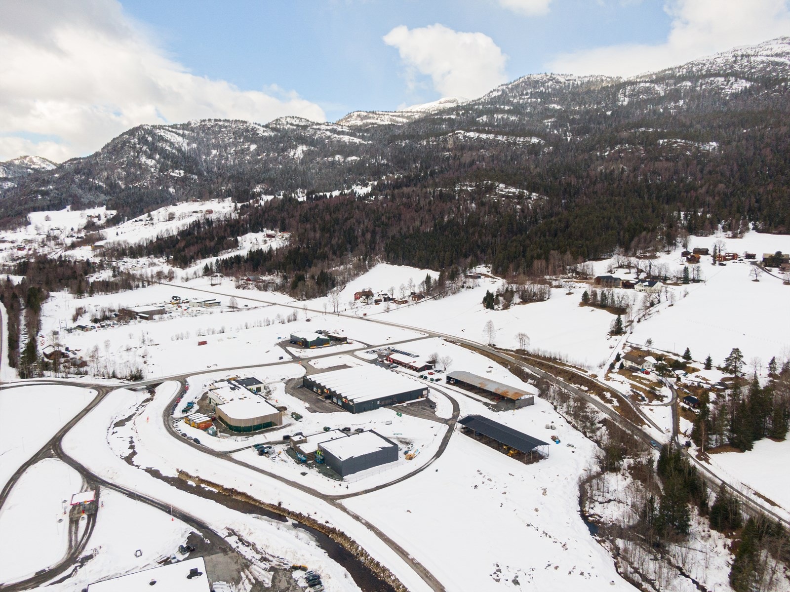 Diverse avstander:
75 min til Skien
80 min til Kongsberg
100 min til Larvik
110 min til Drammen
140 min til Oslo
240 min til Haugesund Galleribilde