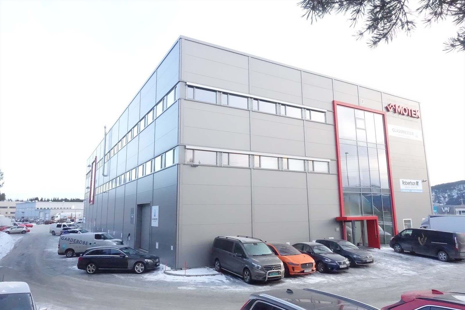 Fasade syd. Kontorene ligger på hjørnet i 3. etasje Galleribilde