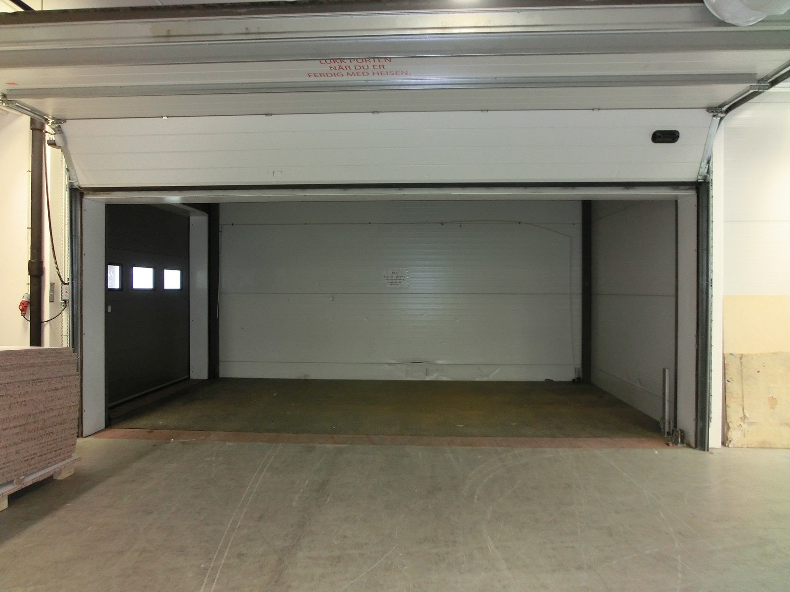 Det er både løftebord og vareheis til lager i 2. etasje Galleribilde