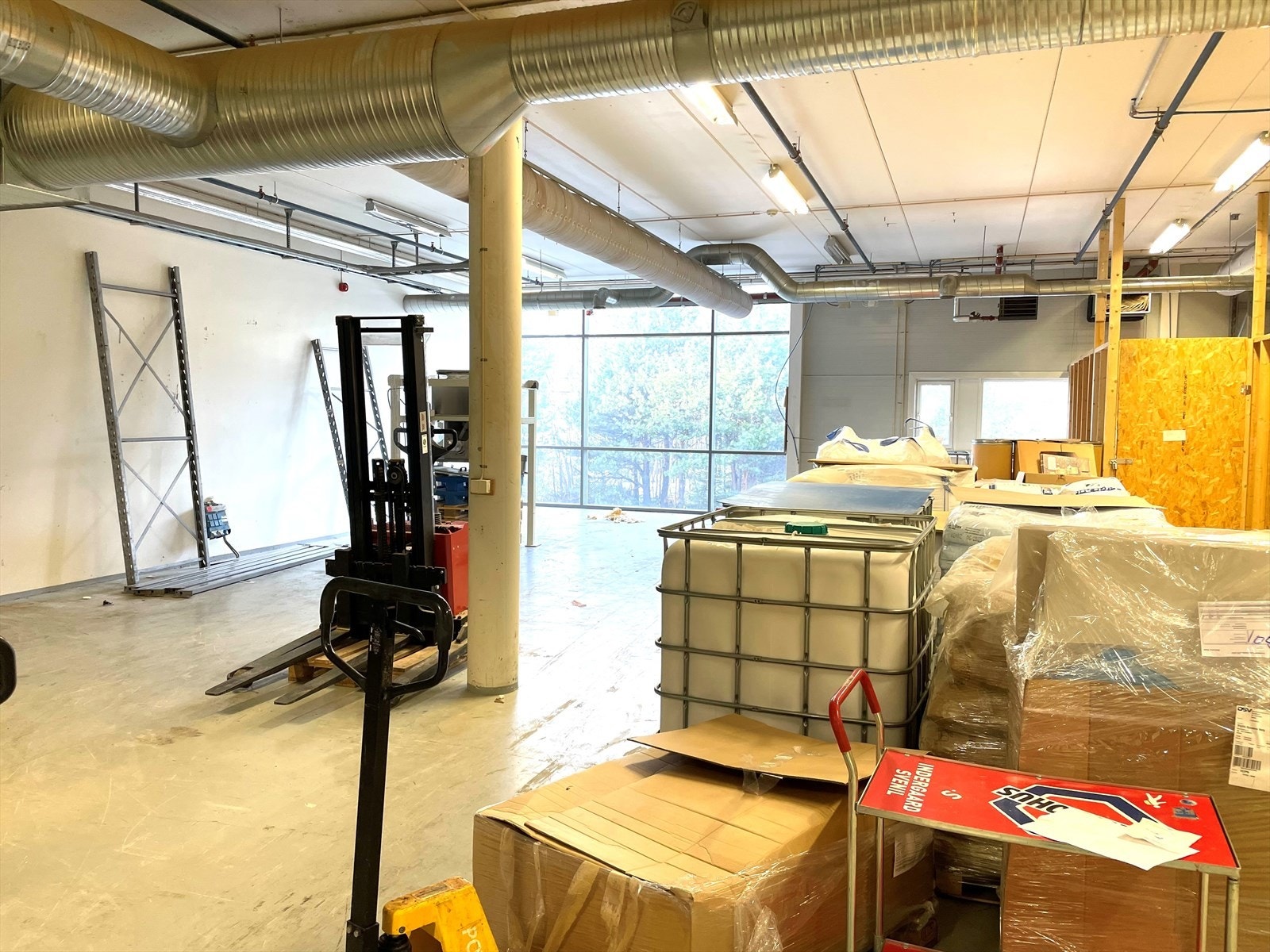 Lager fra port. Løftebord for bil og vareheis. Galleribilde