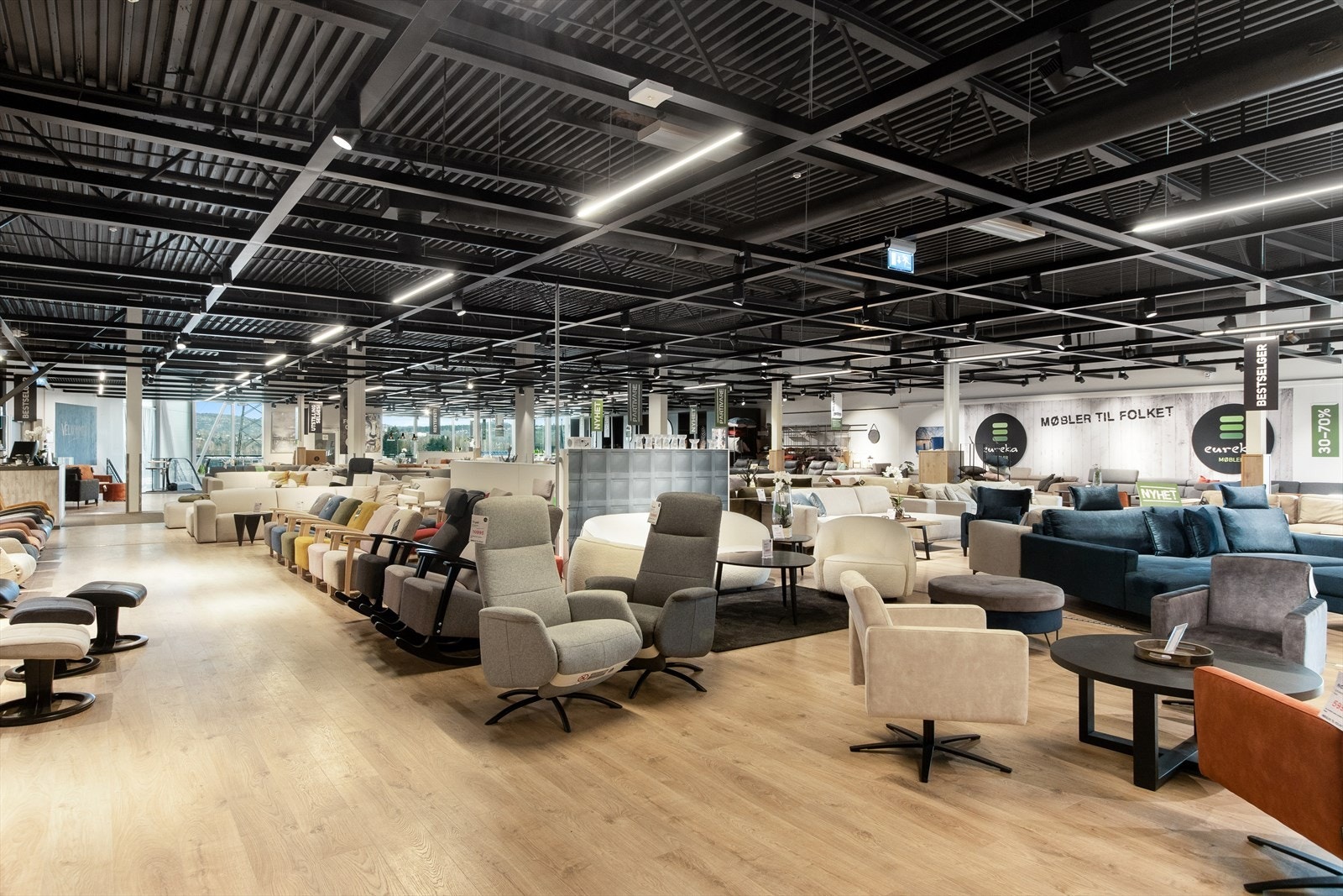 Åpent og luftig areal med få søyler gir maksimal fleksibilitet Galleribilde