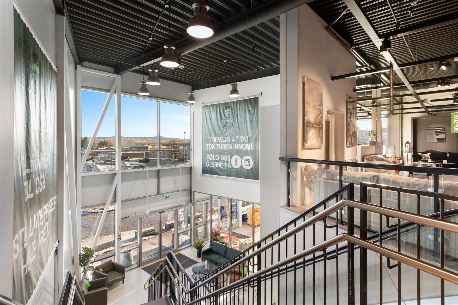 Lyst og åpent inngangsparti som leder opp til butikkarealene Galleribilde