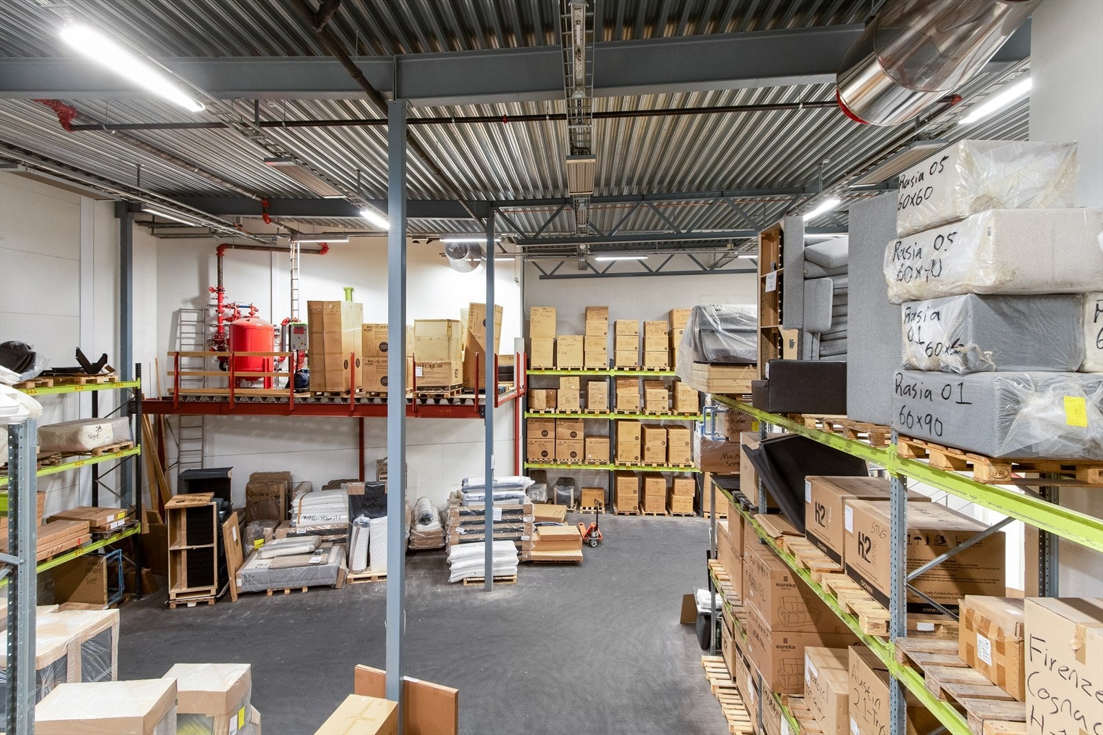 Høylager over to plan med god plass til reoler - Bildet tatt fra messaninen Galleribilde