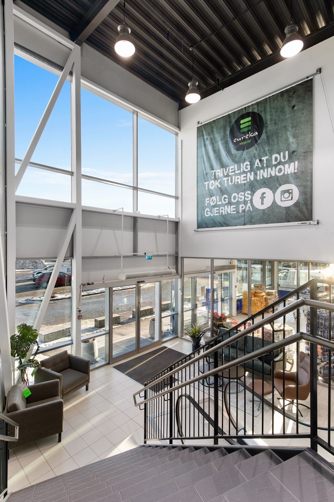 Lyst og luftig inngangsparti med utstillingsområde med trapp/rulletrapp/heis Galleribilde