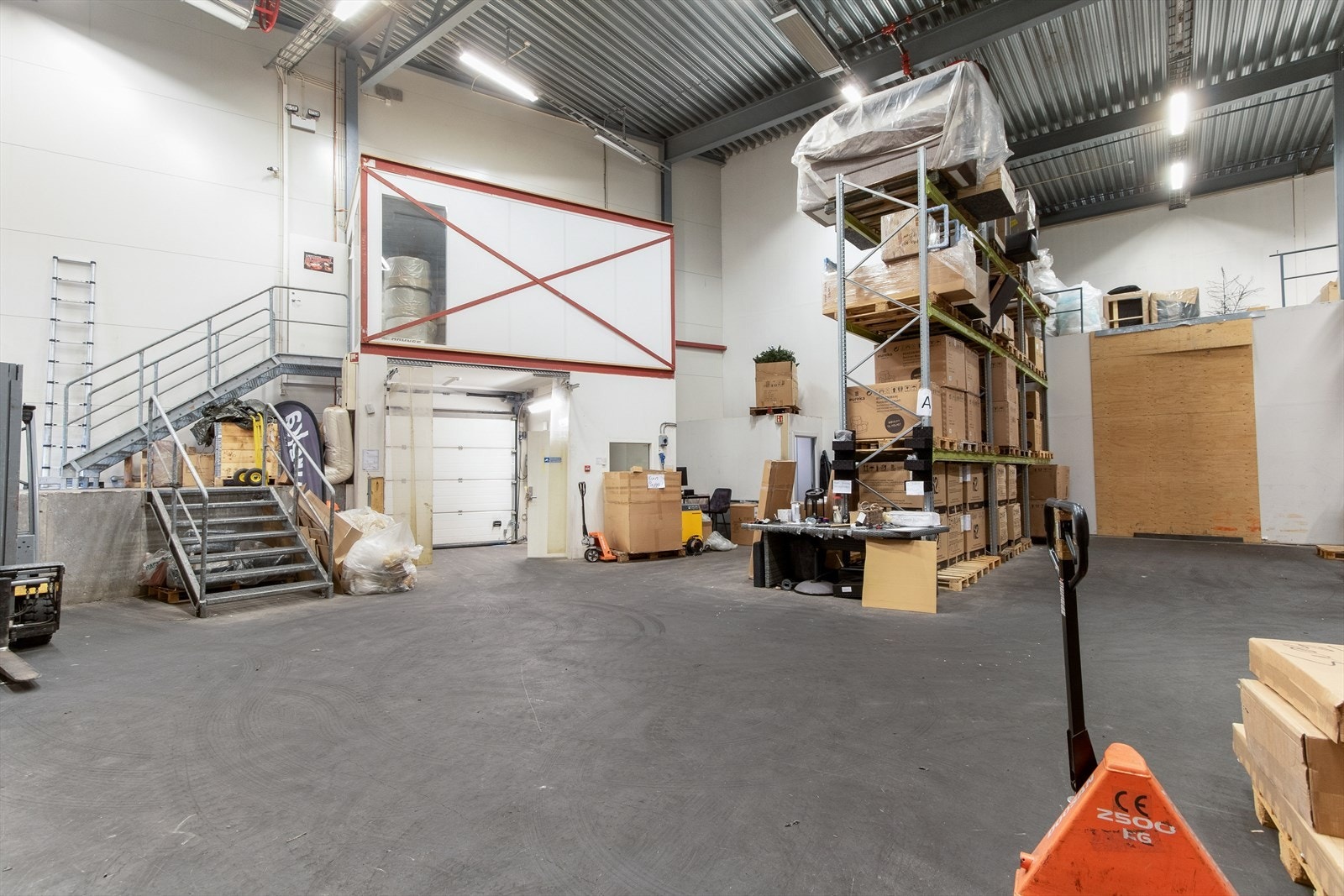 Lageret med kjøreport ut til baksiden av bygget Galleribilde