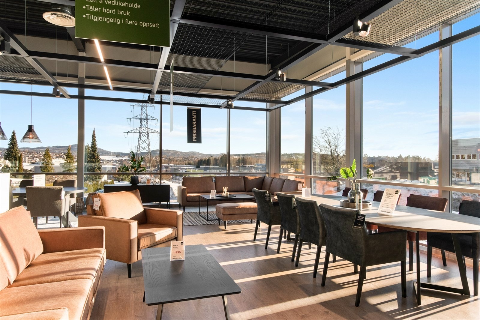 Eksisterende glassfasade mot øst gir leietaker unik eksponering mot hovedveien i næringsparken Galleribilde