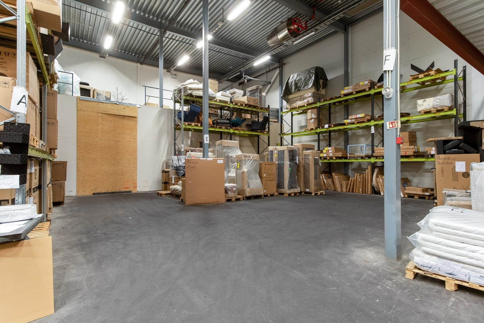 Lageret med messaninen i bakgrunnen Galleribilde