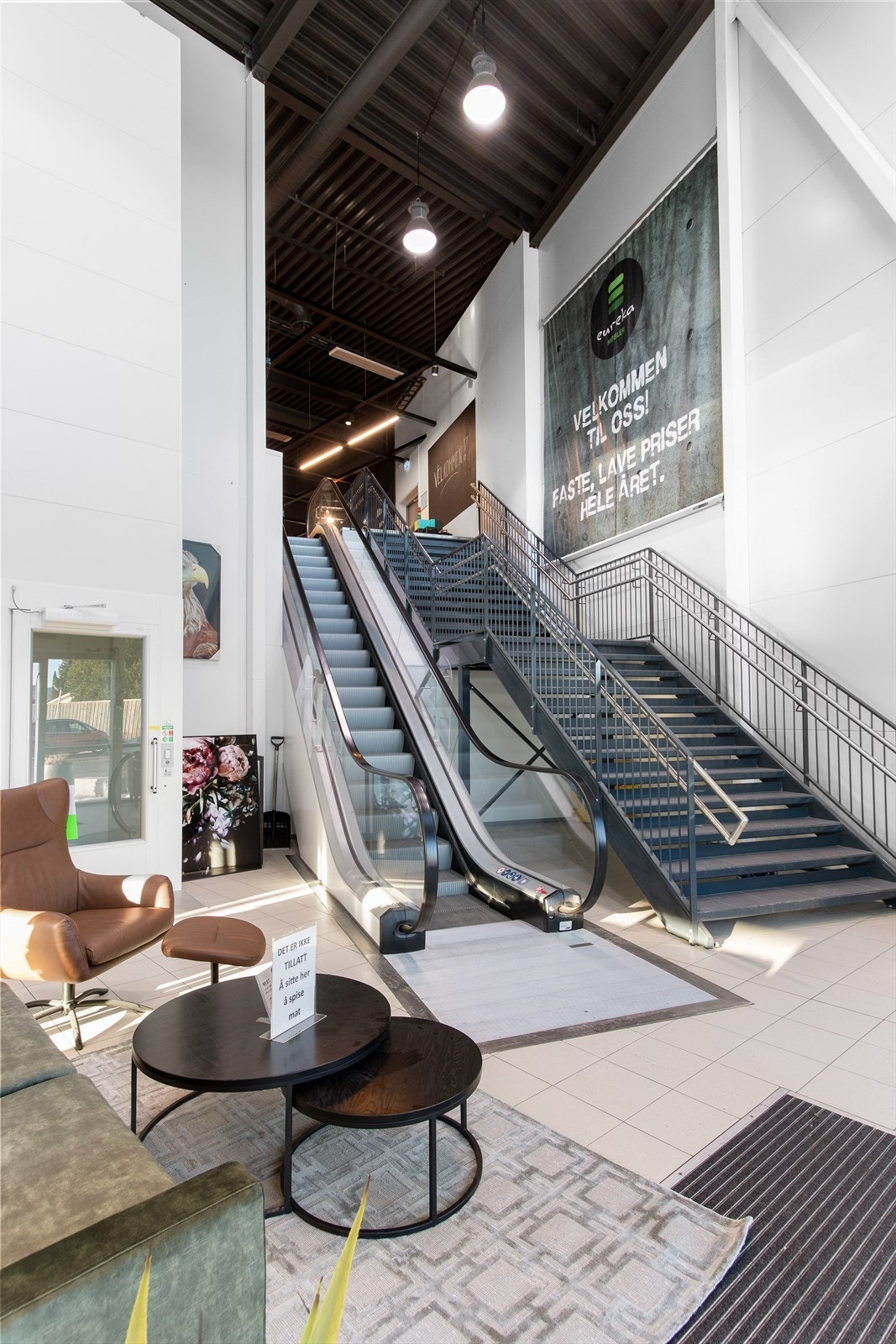 Lyst og åpent inngangsparti som leder opp til butikkarealene Galleribilde