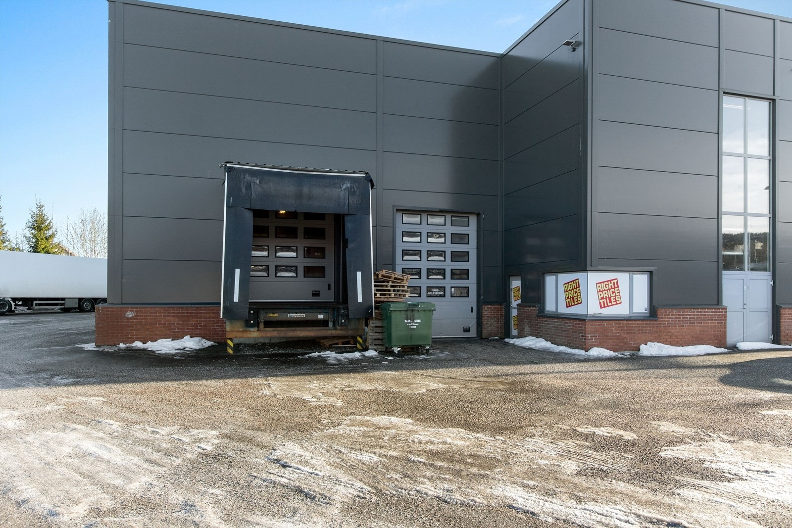 Kjøreport med lasterampe til lager. Galleribilde