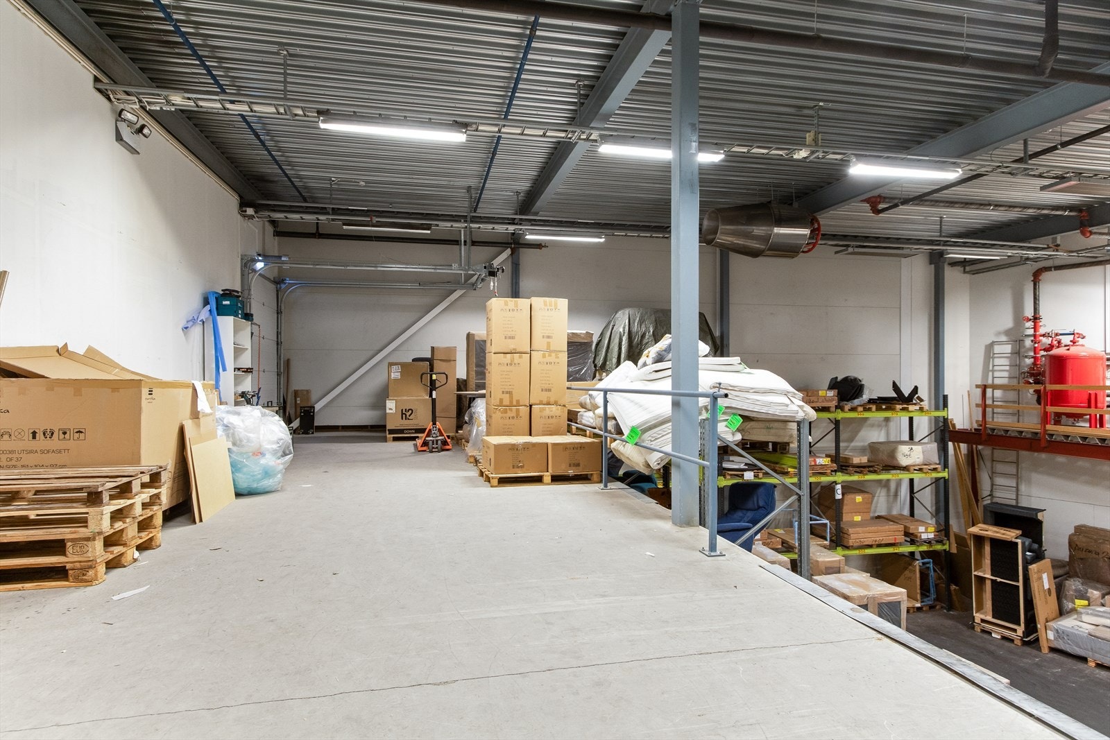 Messanin på lager, med kjøreport inn til butikkarealene Galleribilde