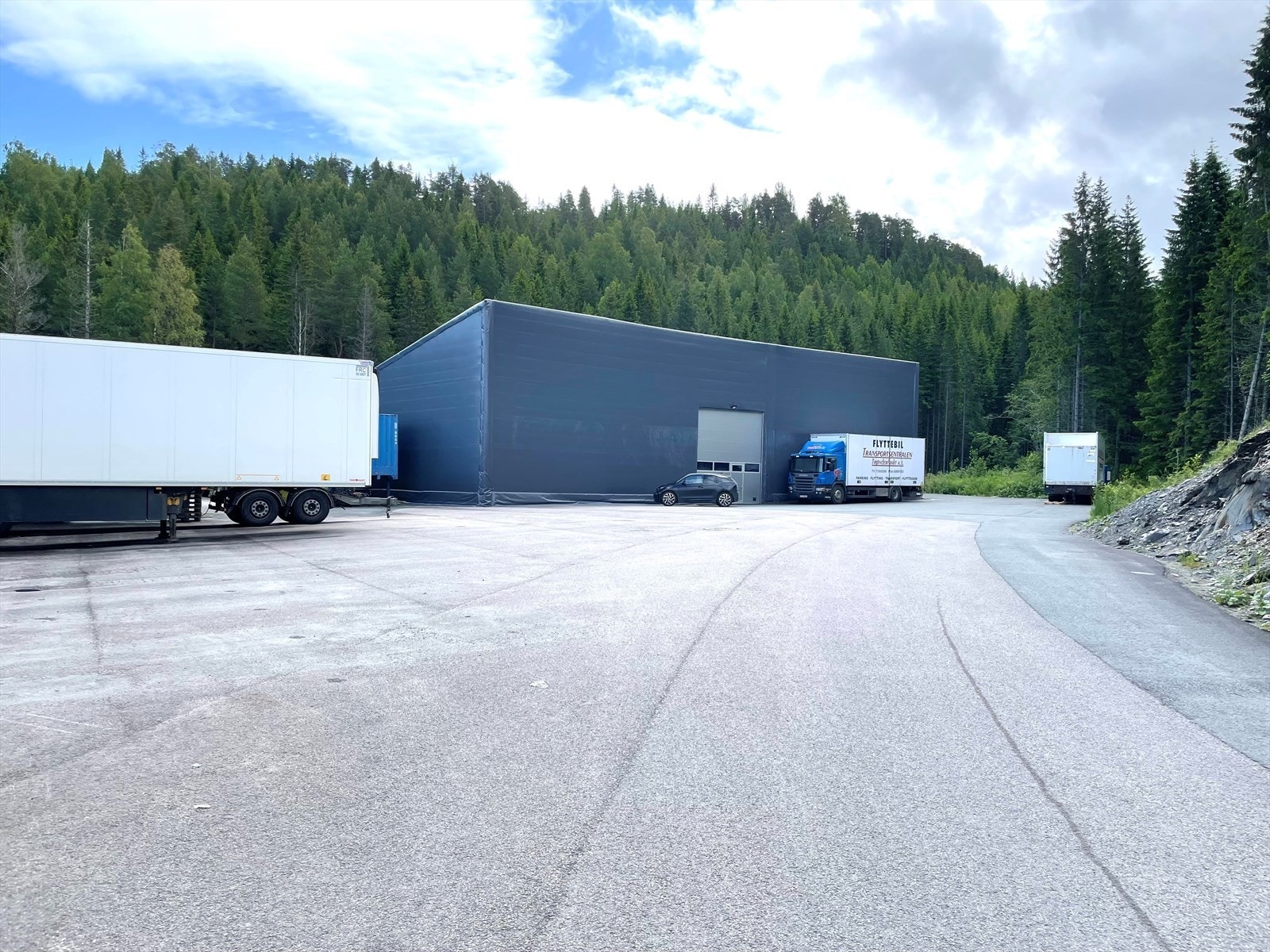 Stort kjøreareal mellom byggene. Det er god plass til modulvogntog Galleribilde