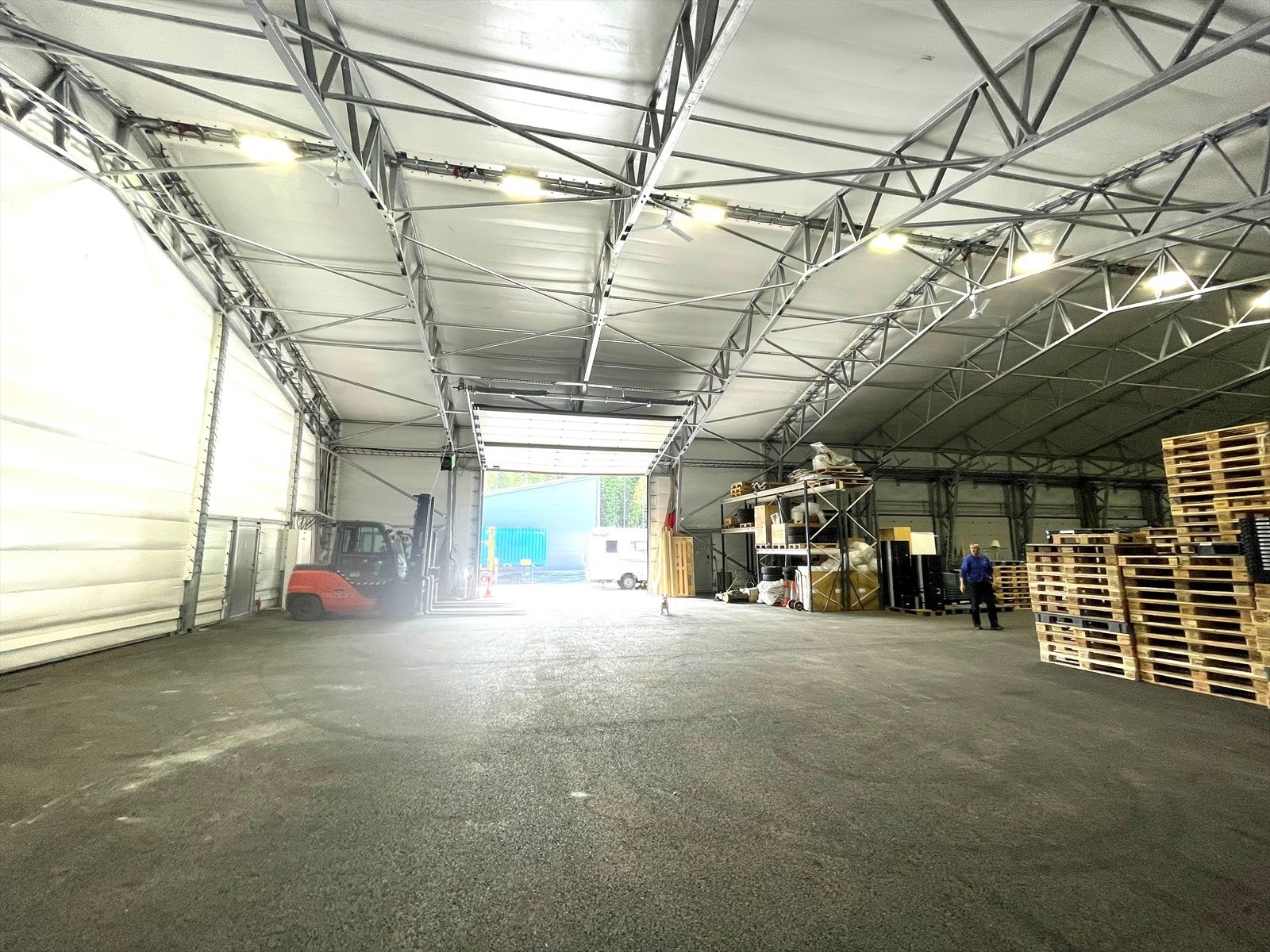 Stor kjøreport og lasterampe. Galleribilde