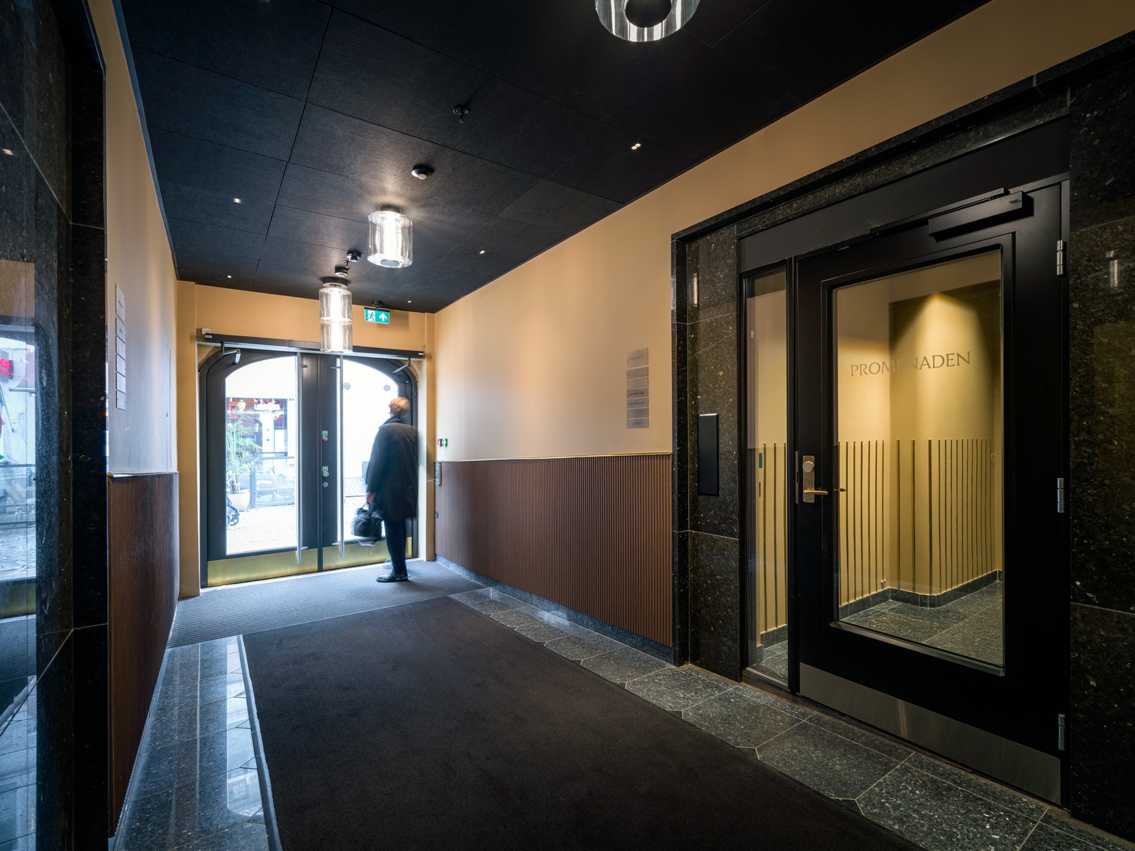 Hovedinngang Øvre Slottsgate 27 Galleribilde