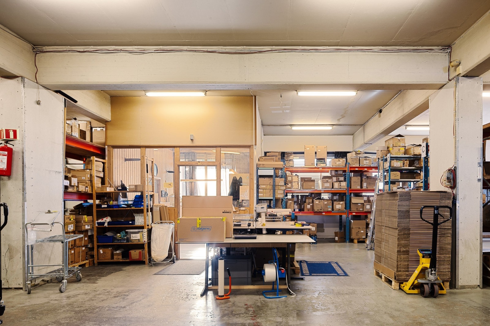 1. etasje - Lager mot kontor Galleribilde