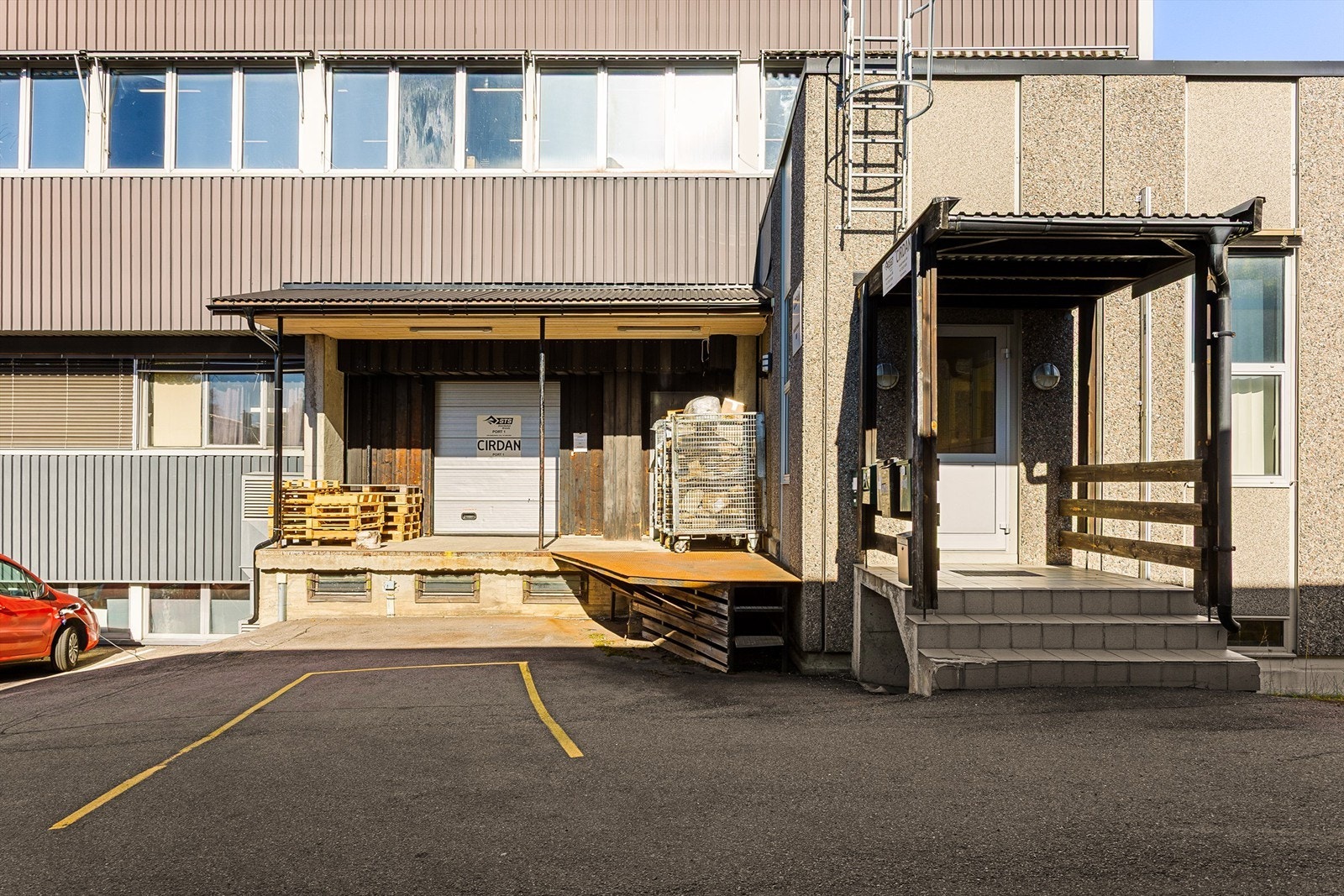 1. etasje - Rampe med kjøreport Galleribilde