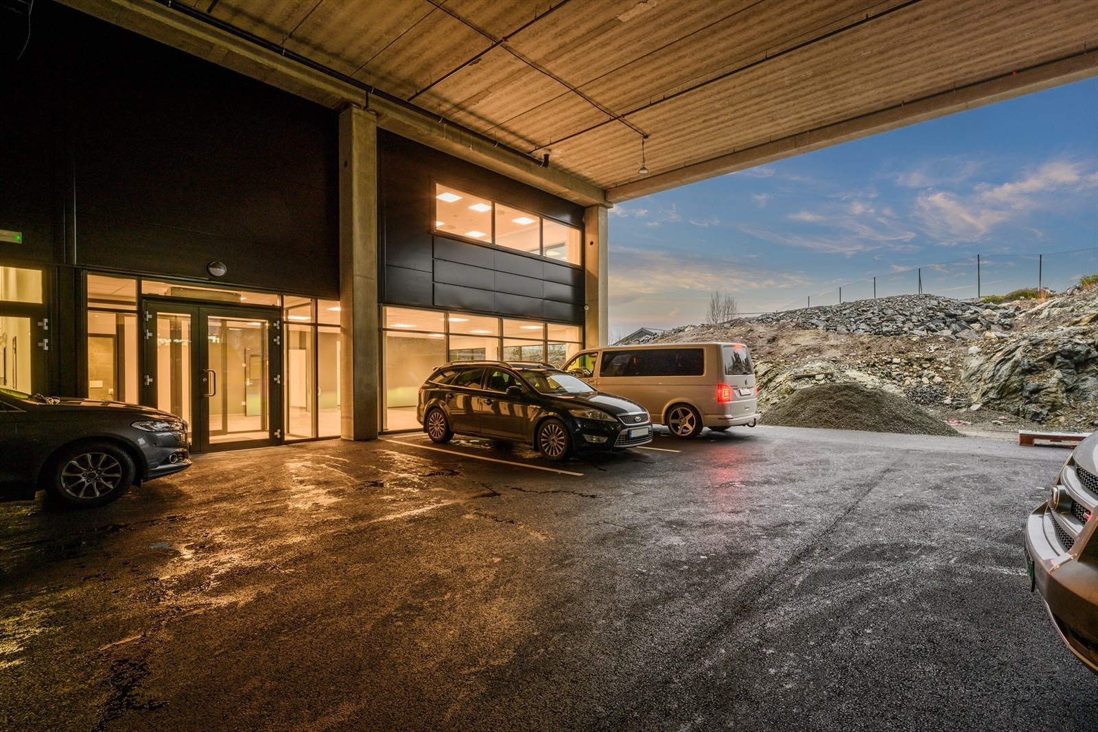 Parkering like utenfor inngang til kundeområde.