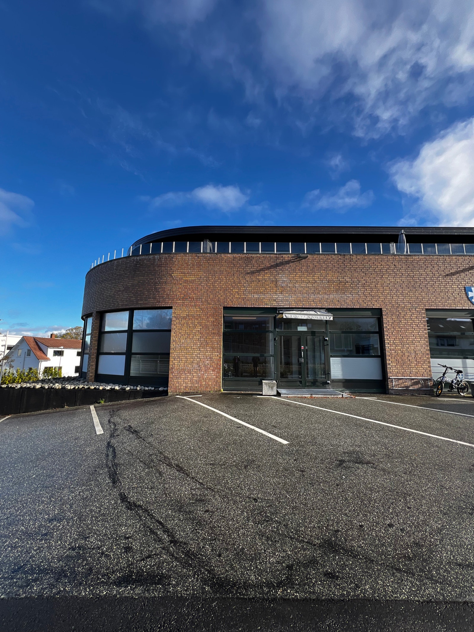 Utsiden med parkeringsplasser på utsiden Galleribilde