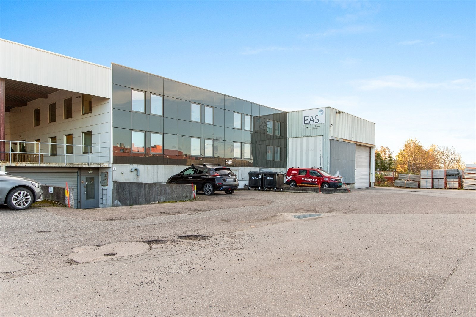 Fasade kontorer og kjøreport kaldtlager Galleribilde