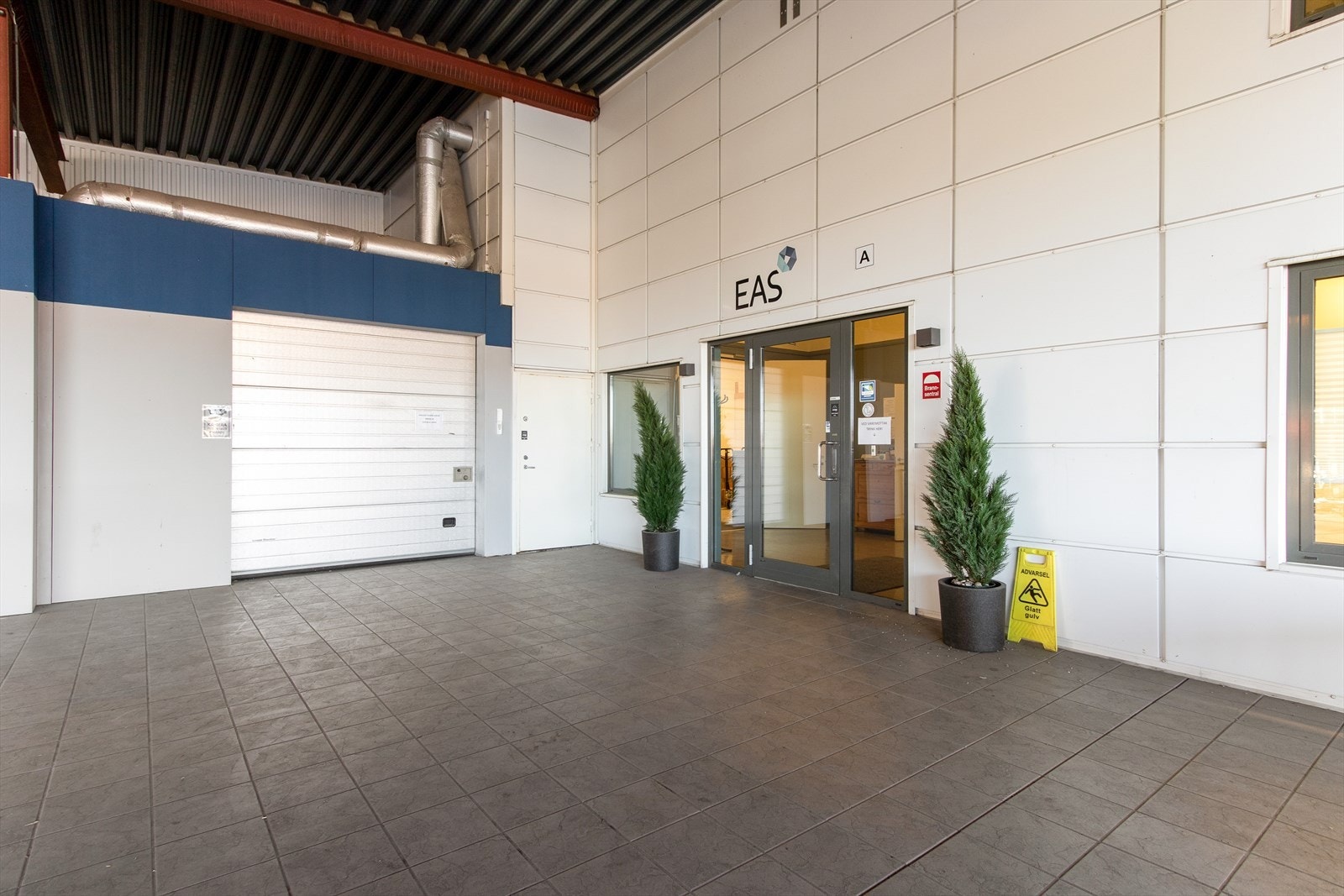 Varemottak og inngang kontorer Galleribilde