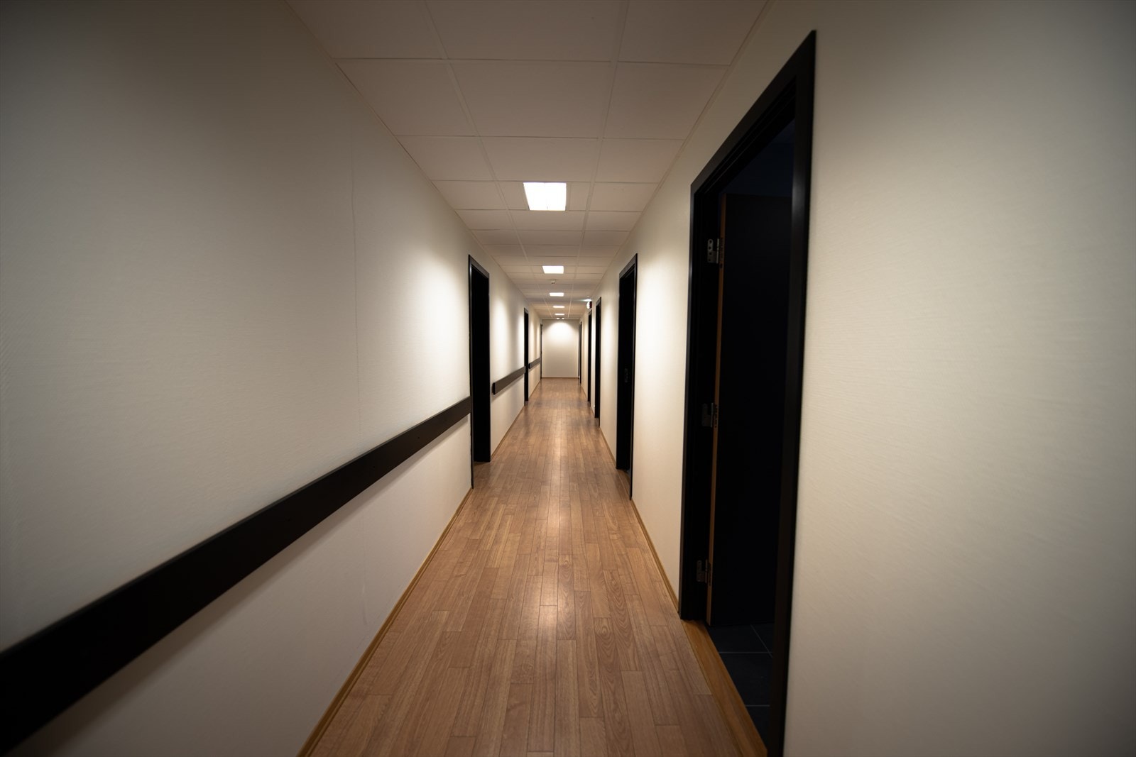 Gang til kontor garderobe og WC Galleribilde