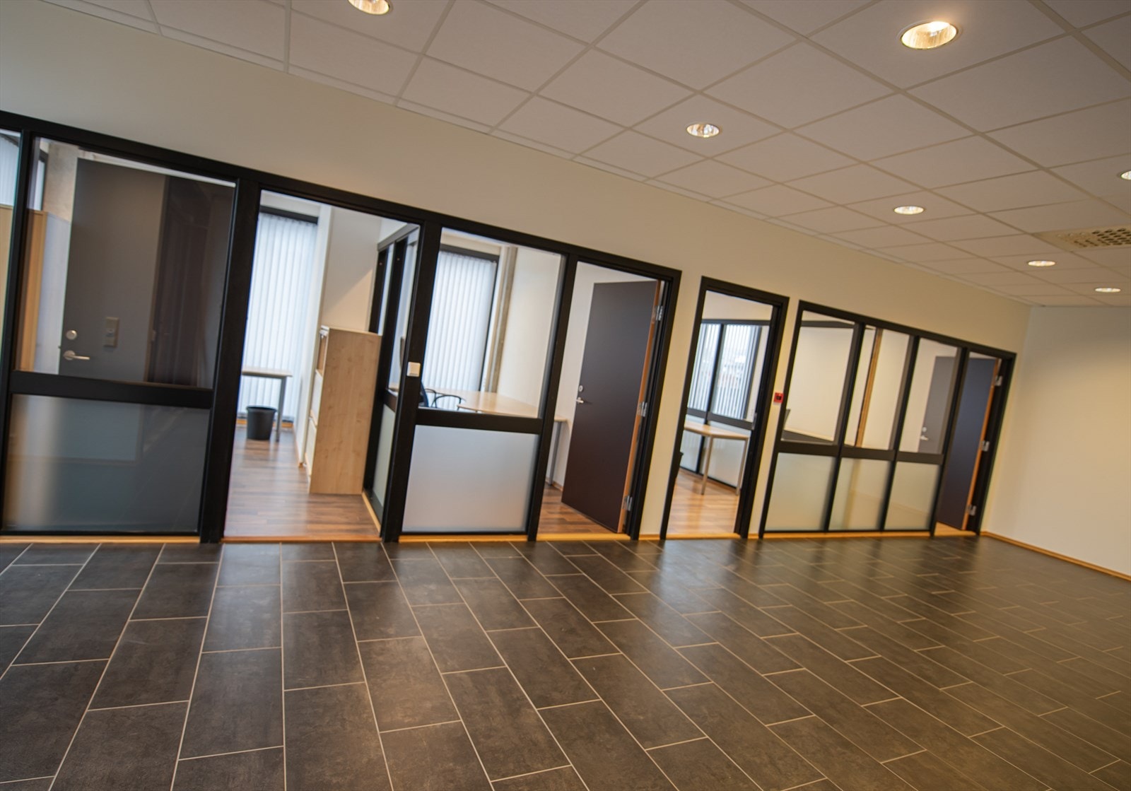 Inngangsparti kontor Galleribilde