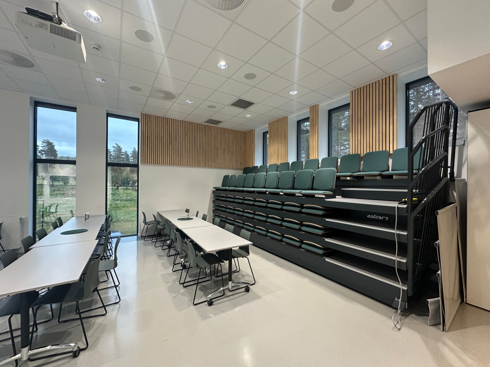 Kantina er åpen fra 11:00-13:00 Galleribilde