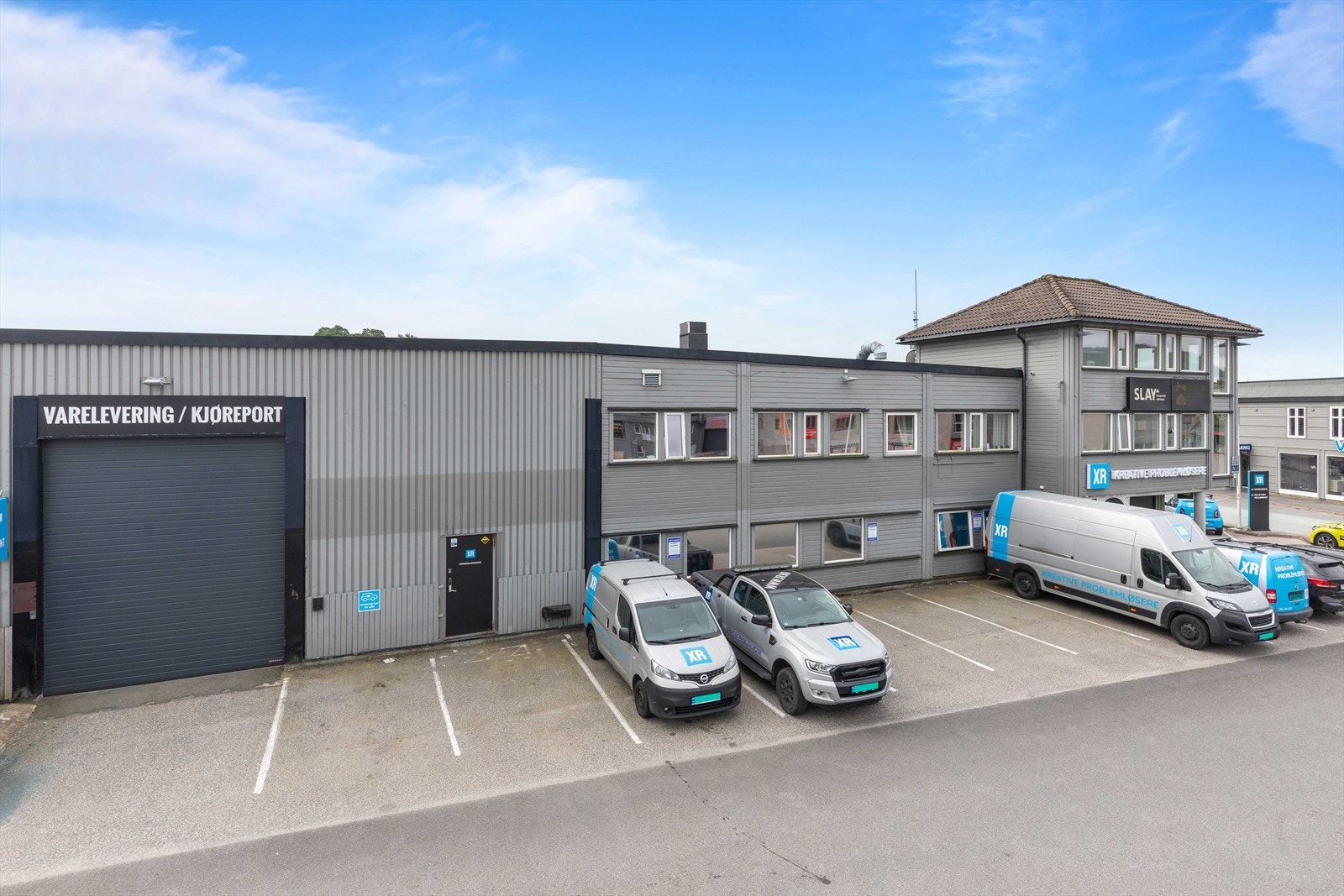 Lokaler i 2/3 etasjer med stort lager med høy kjøreport Galleribilde