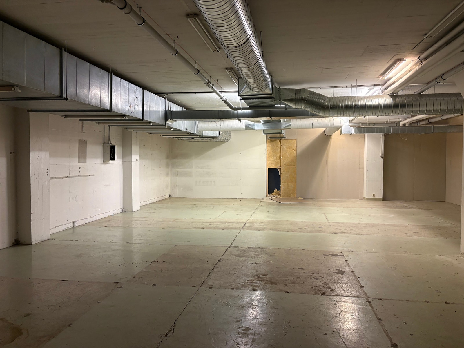 Romslige arealer med 3,5 meter takhøyde. Galleribilde