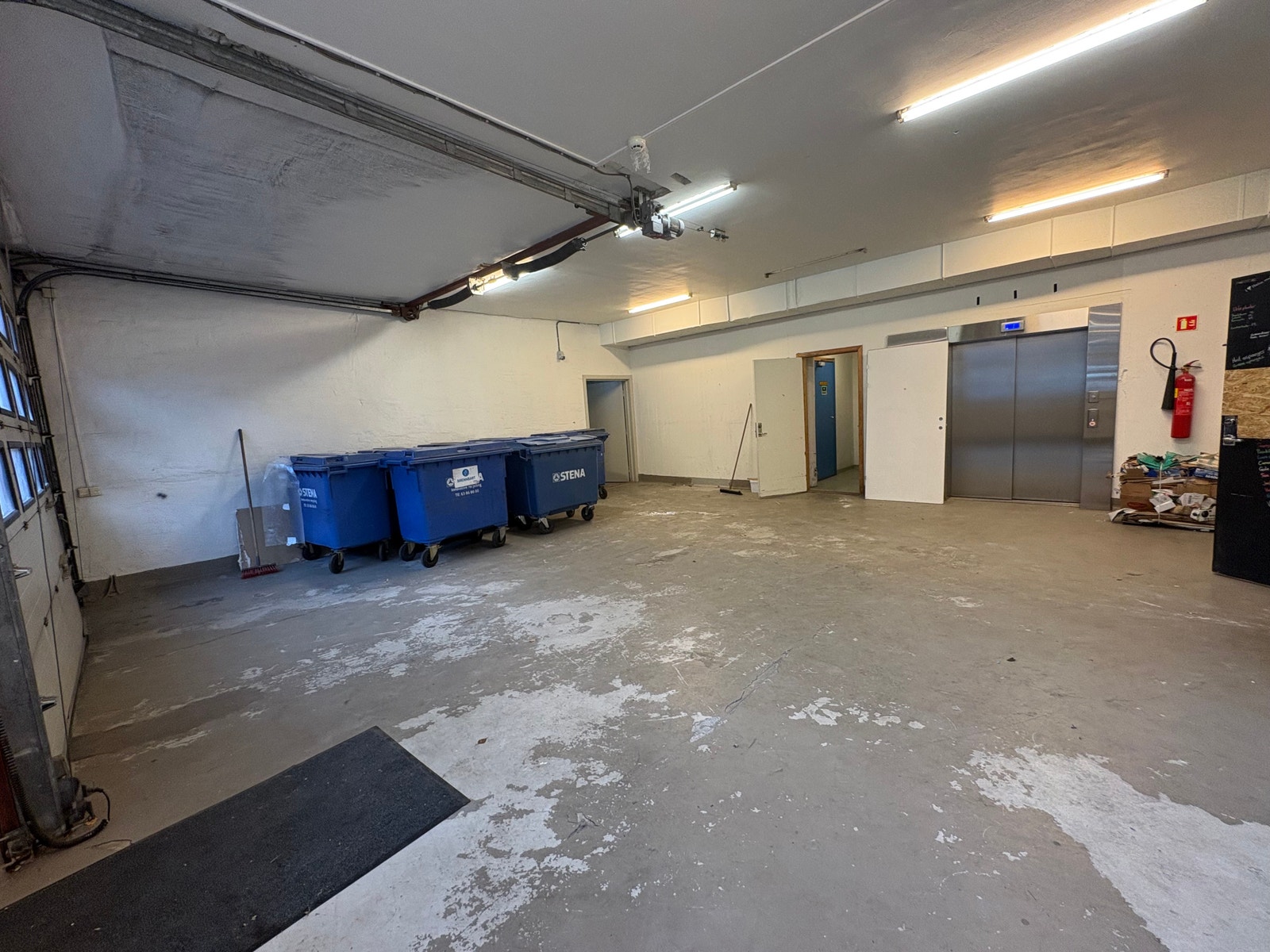 Stor vårenhåndteringssone med direkte tilgang til lageret. Det er også vareheis ned til u.etg. Galleribilde