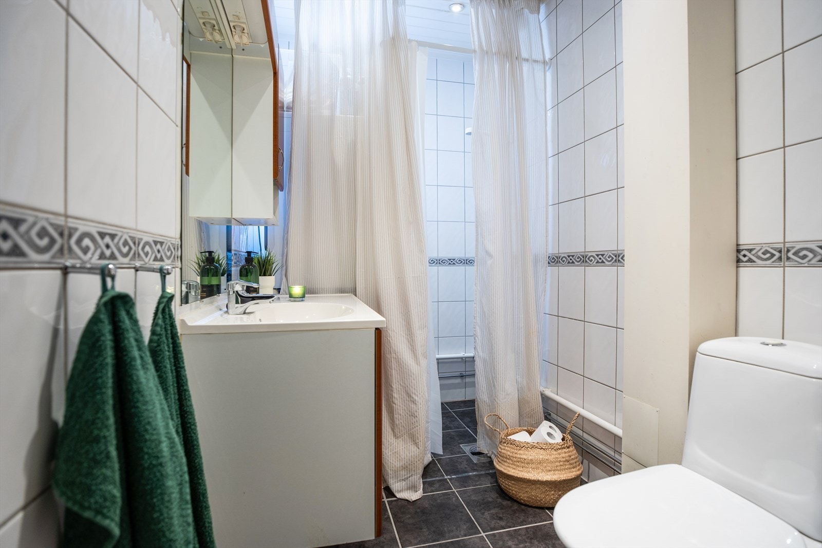 Delikat flislagt bad med gulvvarme. Galleribilde